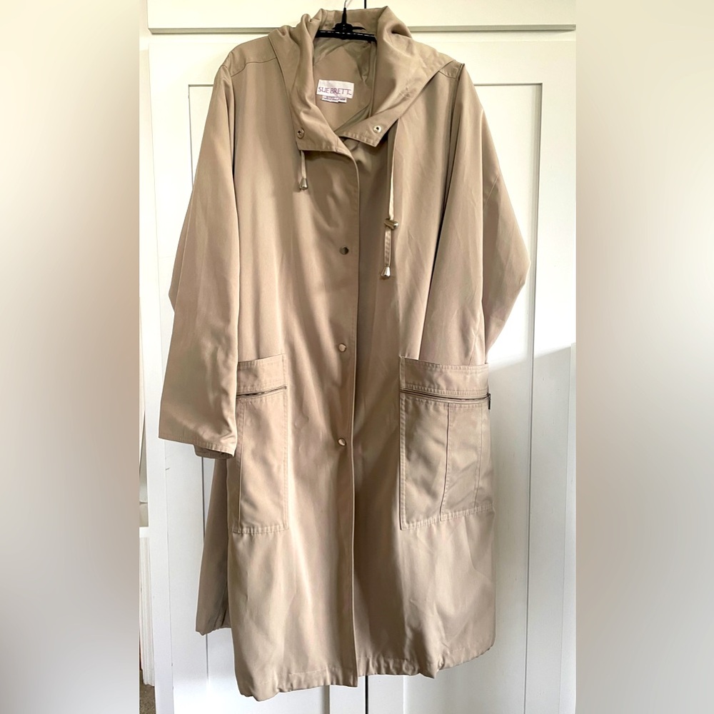 Sue Brett Raincoat vintage size 14W, beige, zipped pockets, like new.